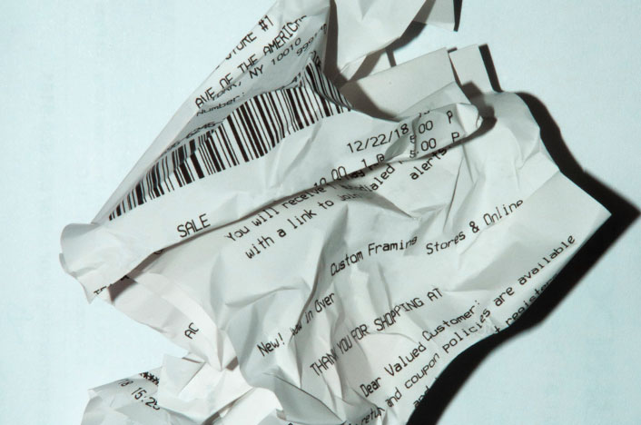 ticket de compra arrugado que sirve como factura de producto