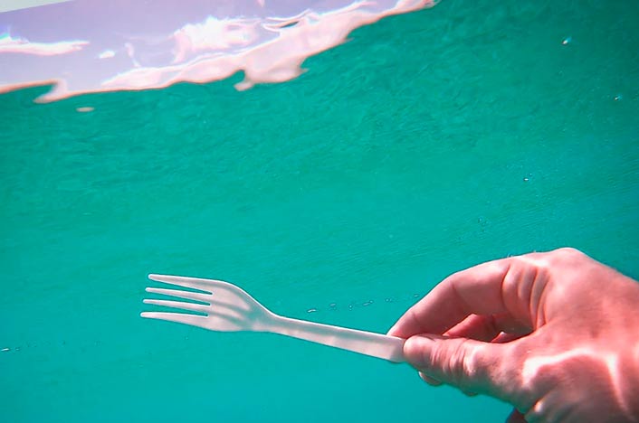 Tenedor de plástico en el mar