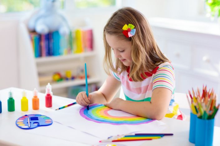 niño pintando dibujo del medio ambiente