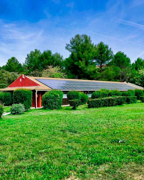 casa de campo con paneles solares